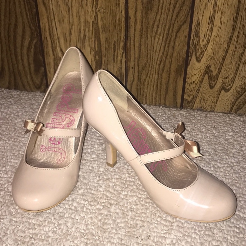 Beige Pumps with Cute Bow Size 6.5 (never worn)